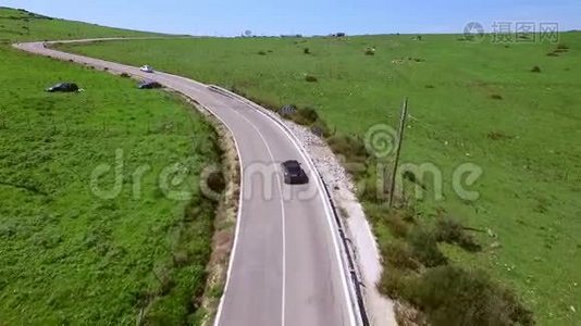 驾驶汽车的道路鸟瞰图视频