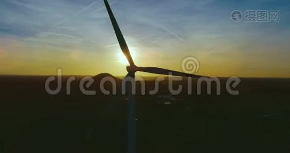 夏季风力涡轮机和农田视频