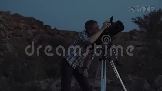 人们在黎明时使用望远镜视频