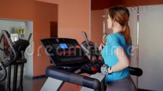 体育厅。 女孩在健身房训练。视频