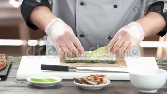 厨师做乌木寿司卷。视频