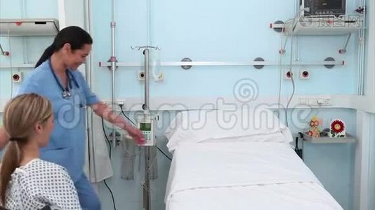 协助轮椅病人的护士视频