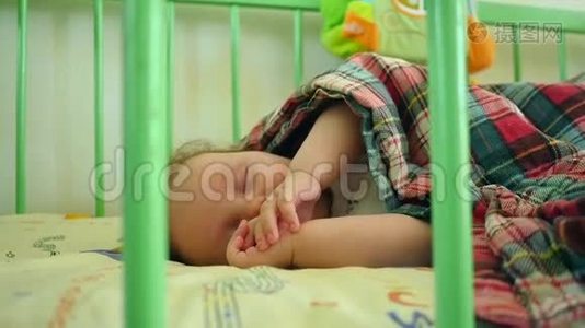 躺在婴儿床上的小男孩视频