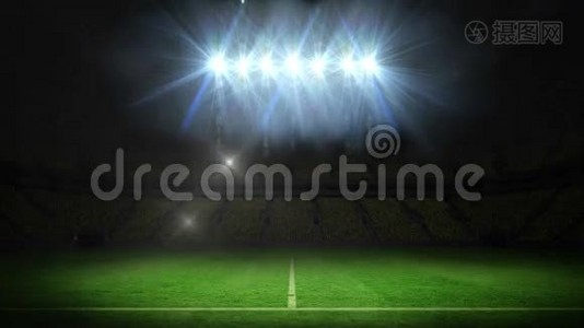 灯光闪烁在足球场上视频