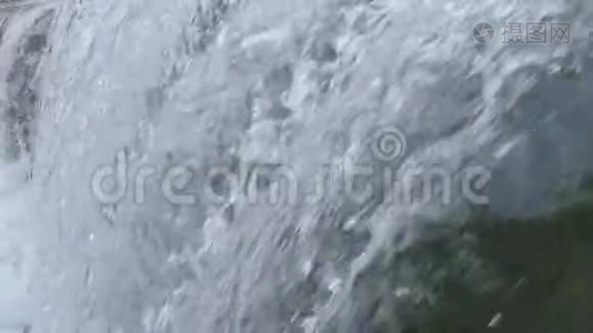 跌入瀑布或瀑布的河水视频