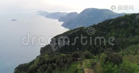 意大利阿马尔菲海岸上空的山脉飞行视频