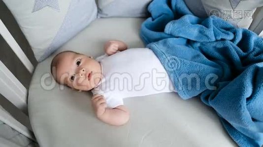 新生儿躺在圆床上视频