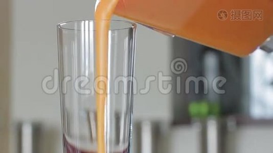 倒入一杯新鲜果汁。视频