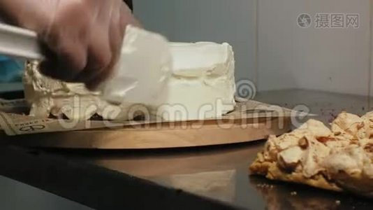 烹饪的概念.. 专业糕点厨师做美味的蛋糕，特写视频