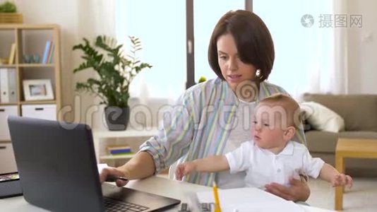 在家办公室工作的母亲和小男孩视频