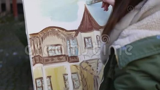旧城街女画家手画视频