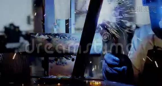 焊工焊接金属视频