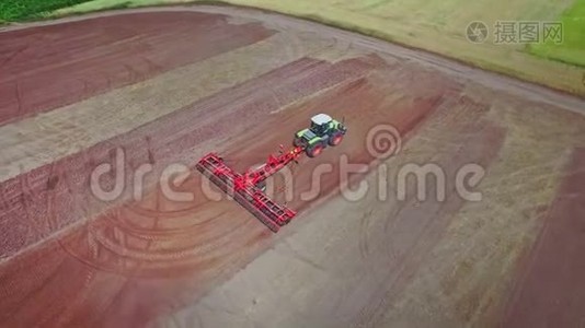 耕作拖拉机，拖车在犁田上犁地。 农村农业视频