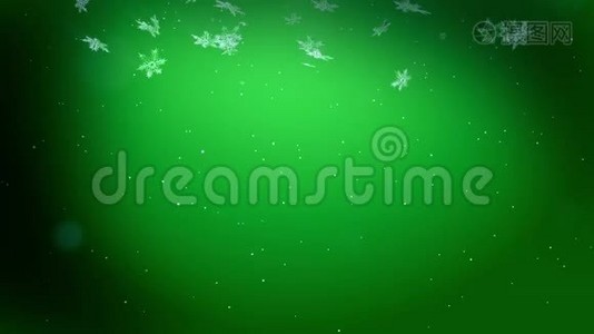 装饰性的3d雪花在绿色背景下，在夜间缓慢地在空气中飞行。 作为圣诞动画使用，新年视频