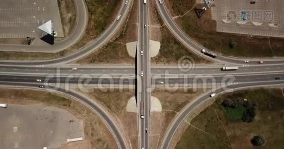 夏季交通路口的空中镜头，交通十字路口日景从上方与圆圈路。视频