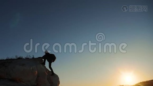 旅行者登山者攀登山。 徒步旅行旅游徒步旅行冒险登山者日落攀登视频