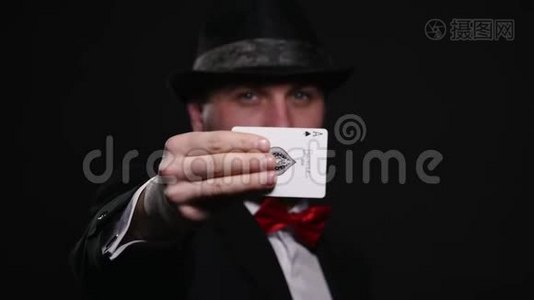 魔术，纸牌戏法，赌博，赌场，扑克概念-男人玩纸牌戏法视频