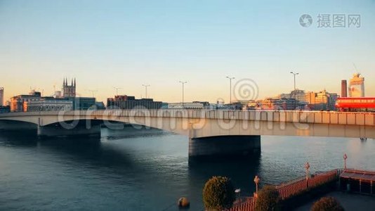 泰晤士河上的桥。视频