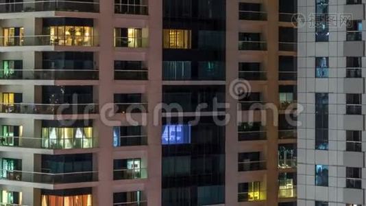 傍晚时分，摩天大楼的明亮窗户视频