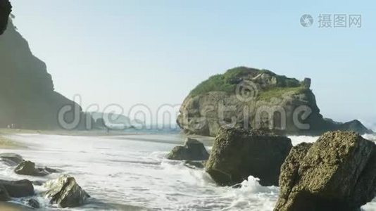 蓝色大西洋海浪在狂野的岩石海滩视频