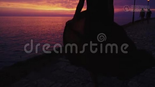 克罗地亚罗维尼享受日落的女人视频