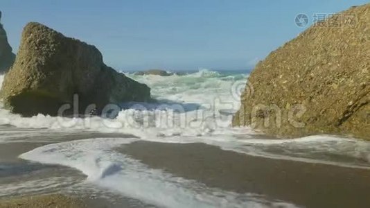 蓝色大西洋海浪在狂野的岩石海滩视频