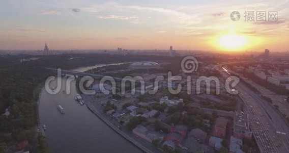 日落时的城市鸟瞰图视频