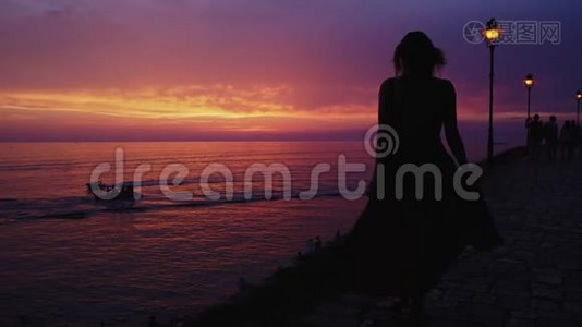 克罗地亚罗维尼享受日落的女人视频