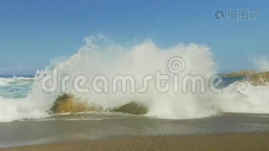 蓝色大西洋海浪在狂野的岩石海滩视频