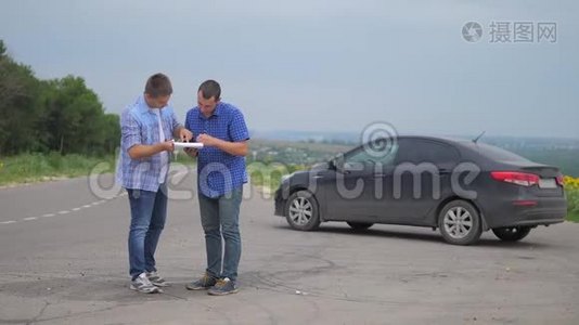 两个人达成协议。 男卖家司机制作汽车保险慢动作视频。 男人生活方式销售视频