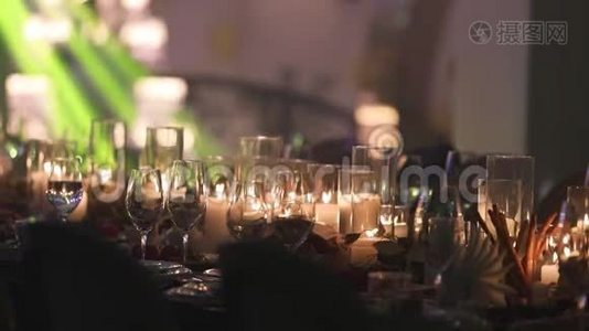 餐桌上的装饰蜡烛，桌子上的眼镜和圣诞蜡烛，带玻璃的白色蜡烛视频