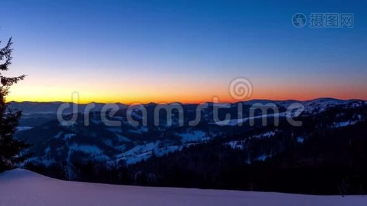 冬天，雾以星状的天空在山上移动视频