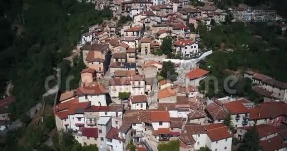 空中无人机镜头视频-塔利亚科佐的全景，AQ。 意大利视频