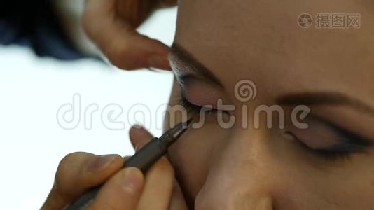 眼妆女人涂抹眼影粉.. 画师用眼线来弥补女性视频