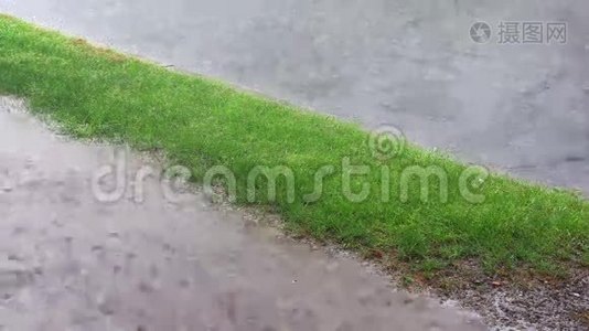 道路上的暴雨落在水面上。视频
