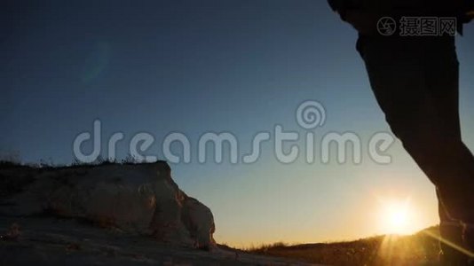 旅行者登山者攀登山。 徒步旅行旅游徒步旅行冒险登山者日落攀登视频