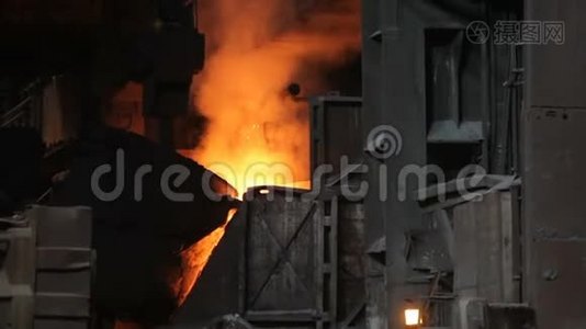 钢铁厂金属熔化。 金属管道制造工厂视频