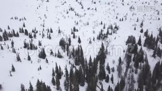 滑雪胜地亚斯纳斯洛伐克高山低塔特拉斯空中无人机顶景4K视频