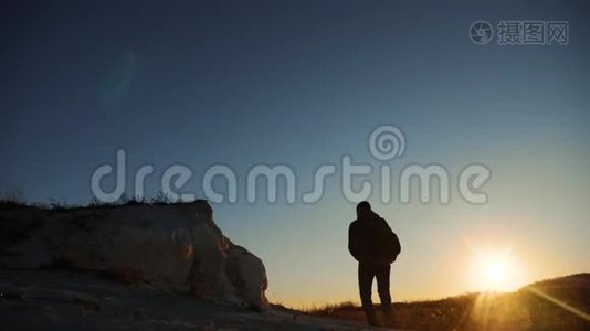 旅行者登山者攀登山。 徒步旅行旅游徒步旅行冒险登山者日落攀登视频