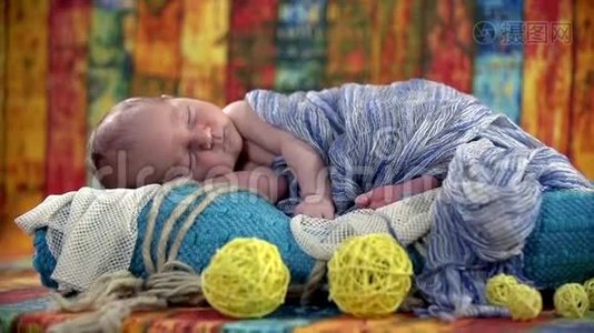 宝宝睡在五颜六色的布景上视频