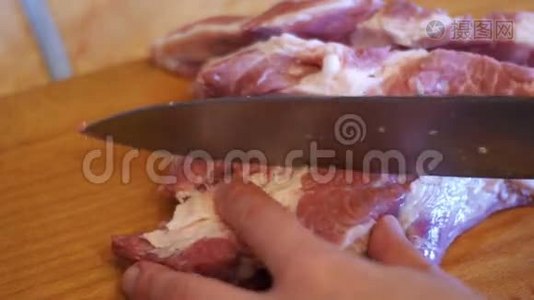 手切鲜肉，切菜板上的肉，切生肉视频