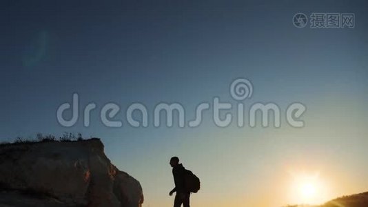 旅行者登山者攀登山。 徒步旅行旅游徒步旅行冒险登山者日落攀登视频