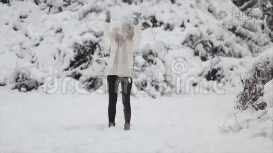 白雪森林里的女孩。 寒冷的冬天视频