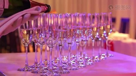服务员用酒杯倒香槟，在一家餐馆，服务员用水晶酒杯倒香槟，餐馆视频