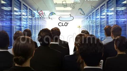 看数字屏幕显示云计算的商界人士视频