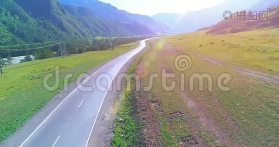 飞越山地沥青公路公路和草地视频