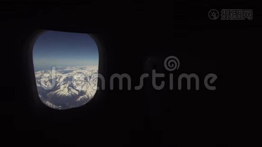 从山上的飞机窗口观看。视频