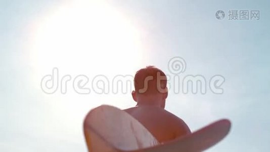 一个人拿着冲浪板跑进大海视频