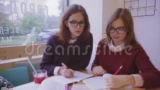女大学生在咖啡馆学习，两个女朋友一起学习视频