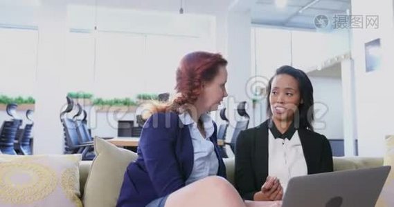 女高管讨论笔记本电脑4K视频